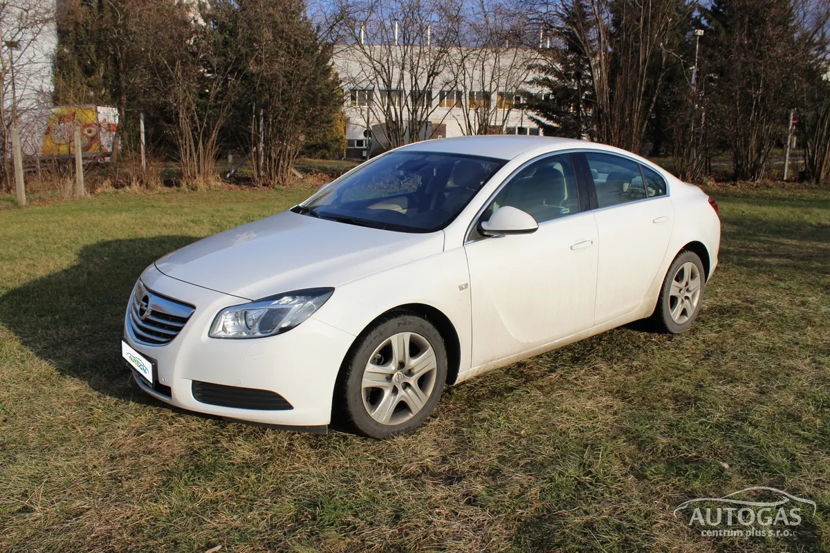 Opel Insingia A Bílá
